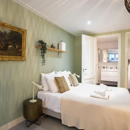 New! Modern Gallery Nassau Canal Daire