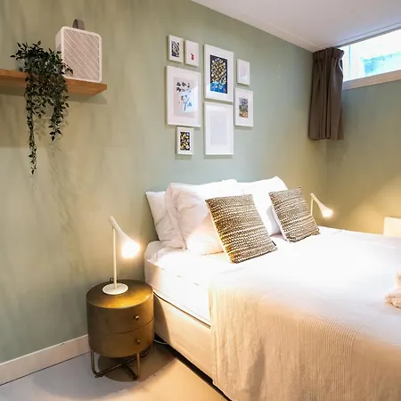 New! Modern Gallery Nassau Canal Daire